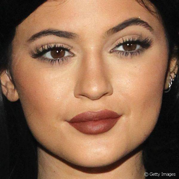 O contorno labial de Kylie roubou a cena durante o lançamento da revista DuJour, cuja capa contava com a modelo e sua irmã Kendall, em Agosto de 2014